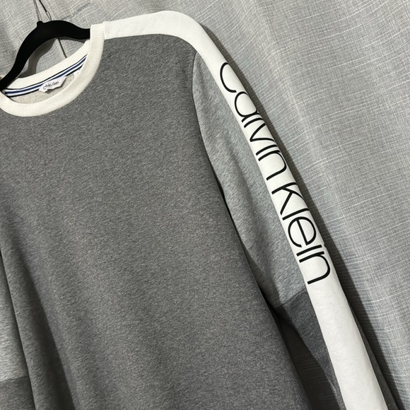 Men’s Calvin Klein Color Block Crewneck Sweatshirt-Sz M-Like New-Gray/White - Picture 3 of 16